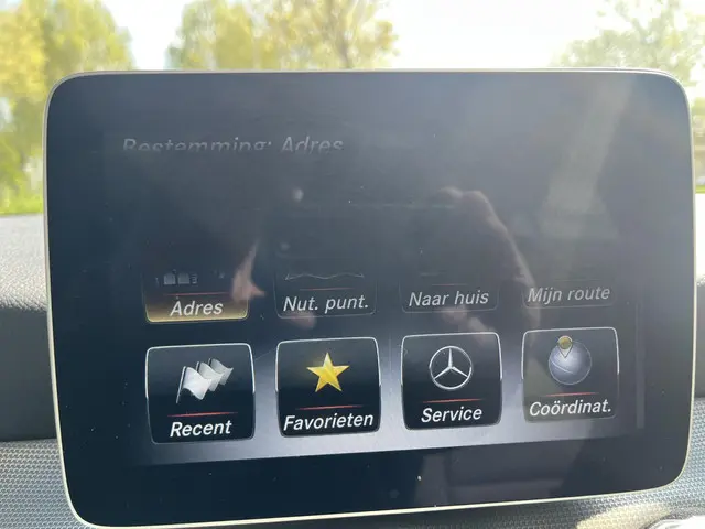 Mercedes-Benz GLA 180 Business 2018 Benzine 13