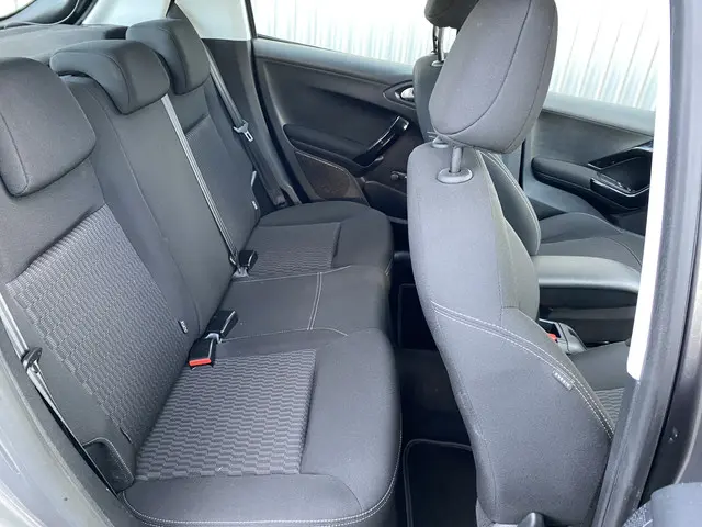 Peugeot 208 1.2 PureTech Blue Lease Active 2018 Benzine 17