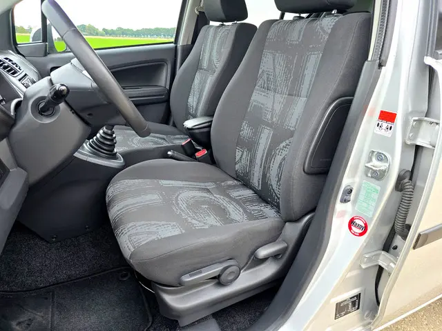 Opel Agila 1.2 Edition 2013 Benzine 19