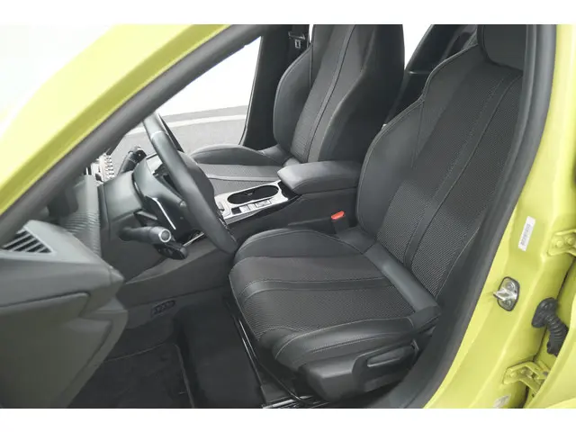 Peugeot 208 Hybrid 136 e-DCS6 GT 2024 Hybride Benzine 28