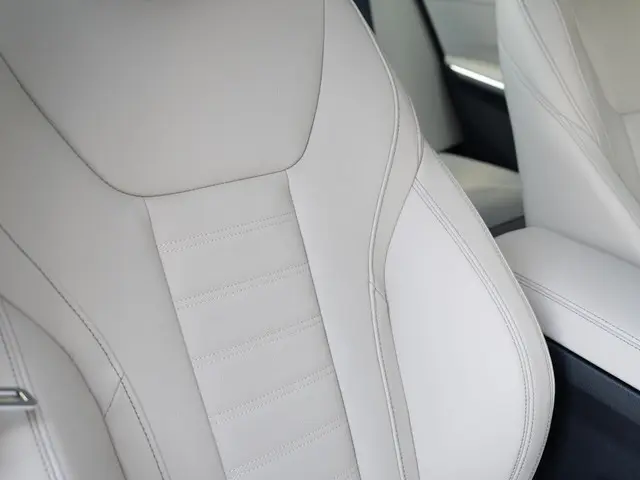BMW 3 Serie Sedan 330i 2025 Benzine 12