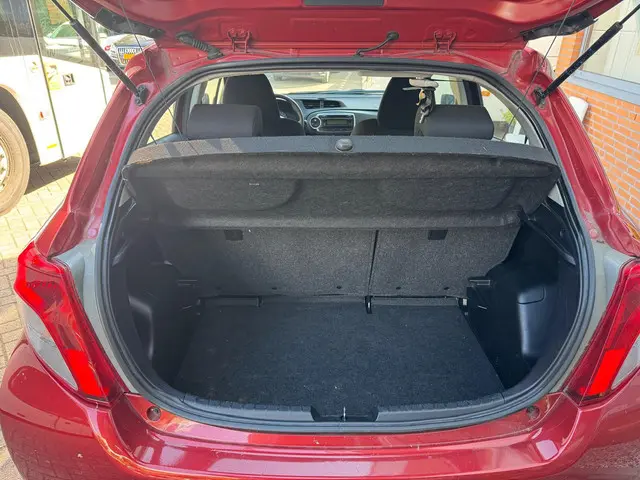 Toyota Yaris 1.0 VVT-i Now 2014 Benzine 8