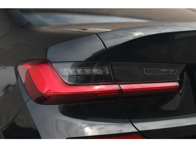 BMW 3 Serie 330i High Executive 2019 Benzine 41