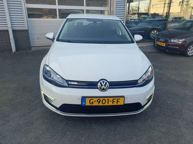 Volkswagen e-Golf 3