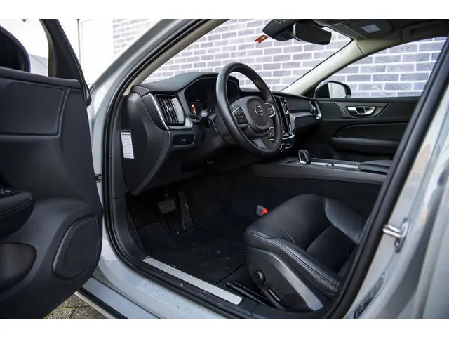 Volvo V60 2.0 B3 Essential Edition 2023 Benzine 16