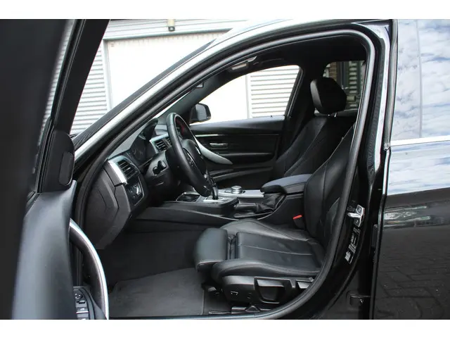 BMW 3 Serie Touring 320i High Executive 2017 Benzine 22