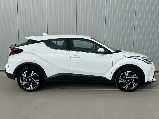 Toyota C-HR 1.8 Hybrid Dynamic 2023 Hybride Benzine 32