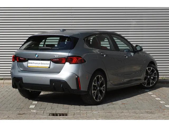 BMW 1 Serie 5-deurs 120 2025 Benzine 2