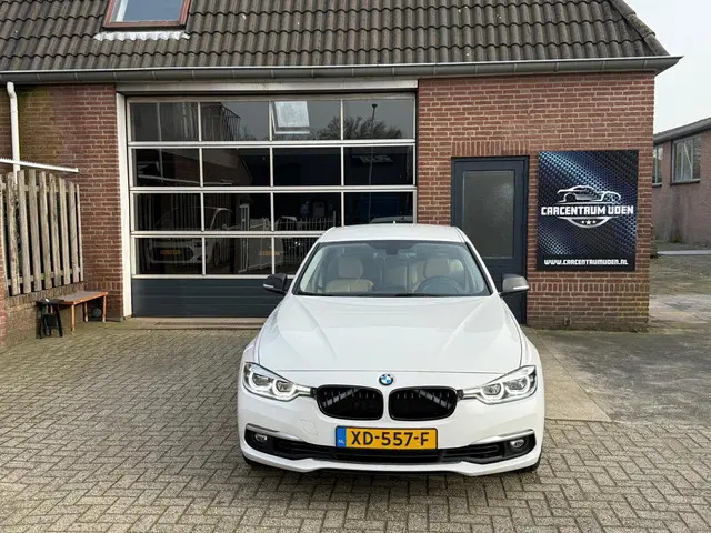 BMW 3 Serie 318i Luxury Edition 2018 Benzine 2