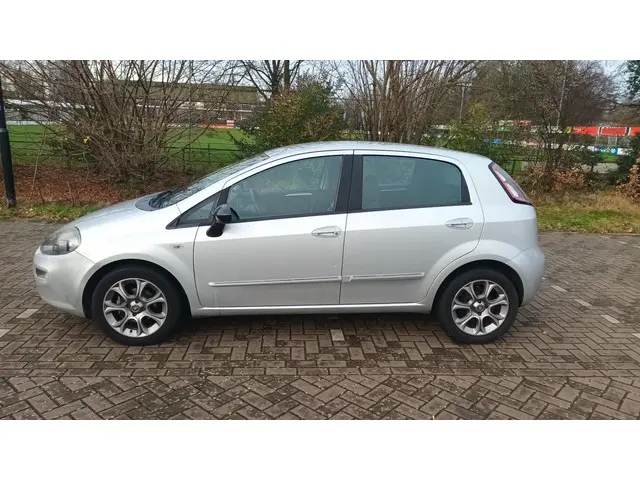 Fiat Punto Evo 0.9 TwinAir Clima / Nieuwe apk 2013 Benzine 2