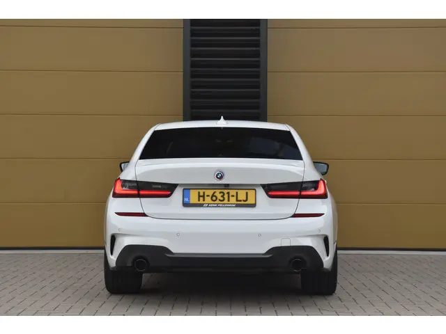 BMW 3 Serie 320i Executive Edition 2020 Benzine 8