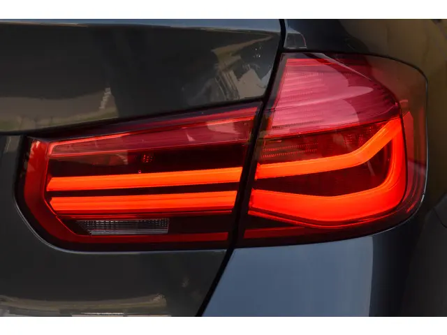 BMW 3 Serie Touring 320i High Executive 2017 Benzine 9