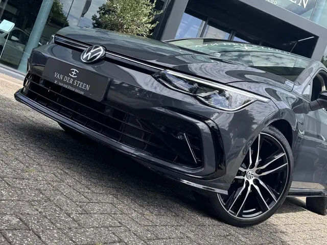 Volkswagen Golf 1.0 eTSI Life 2024 Benzine 8
