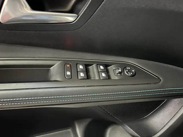 Peugeot 3008 1.2 Turbo 130 PK 2021 Benzine 39