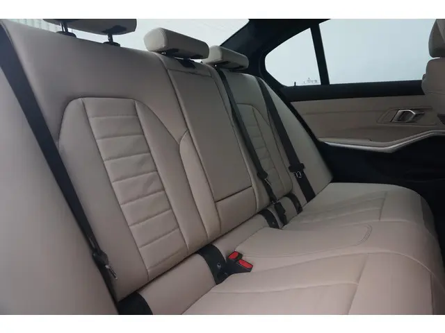 BMW 3 Serie Sedan 330i 2026 Benzine 12