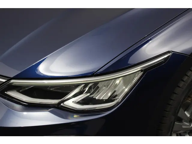 Volkswagen Golf 1.5 eTSI DSG R-Line 2022 Benzine 22