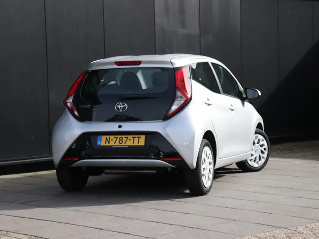 Toyota Aygo 1.0 VVT-i x-play 2022 Benzine 3