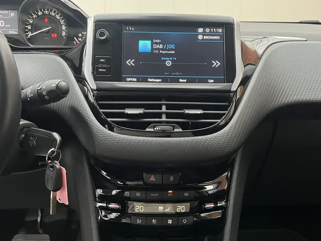 Peugeot 208 PureTech 110 Allure Automaat 2018 Benzine 11
