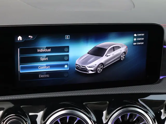 Mercedes-Benz CLA 250 e AMG Line 2023 Hybride Benzine 27