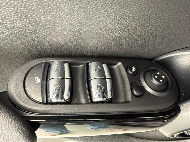 MINI 5-Deurs Cooper 2023 Benzine 30