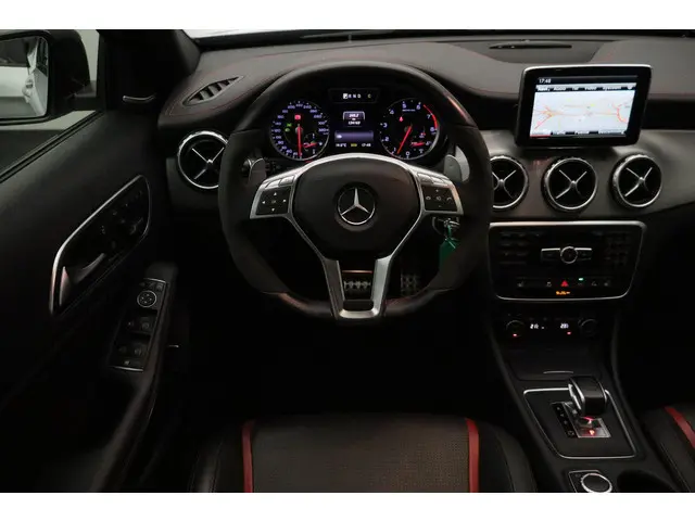 Mercedes-Benz GLA AMG 45 4Matic Edition 1 2014 Benzine 2