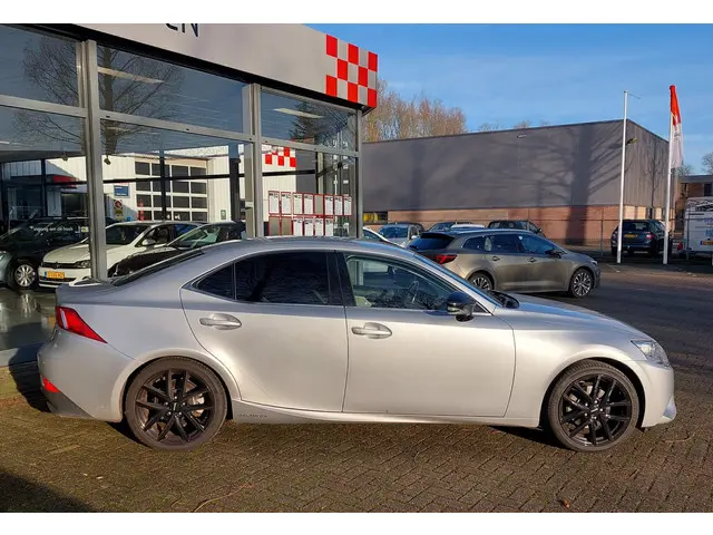 Lexus IS 2