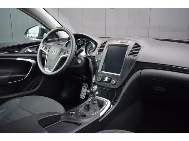 Opel Insignia 2.0 T 221pk Cosmo 2013 Benzine 2