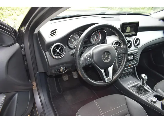 Mercedes-Benz GLA 180 Prestige 2015 Benzine 46