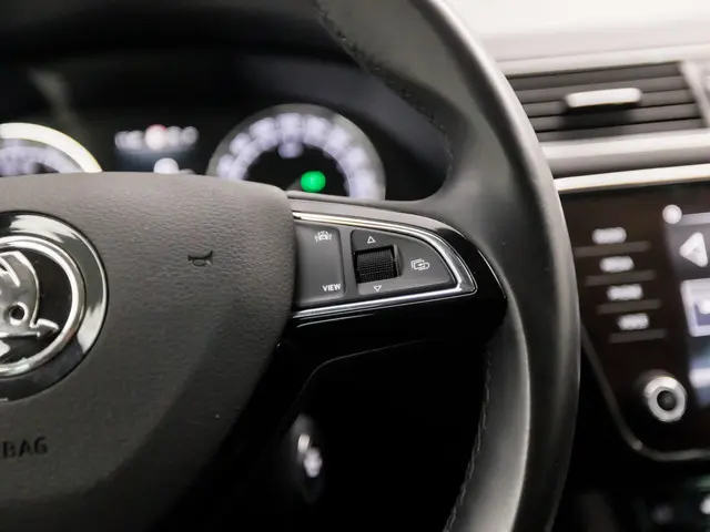 Škoda Superb Combi 1.5 TSI ACT Sport Deluxe 2020 Benzine 22