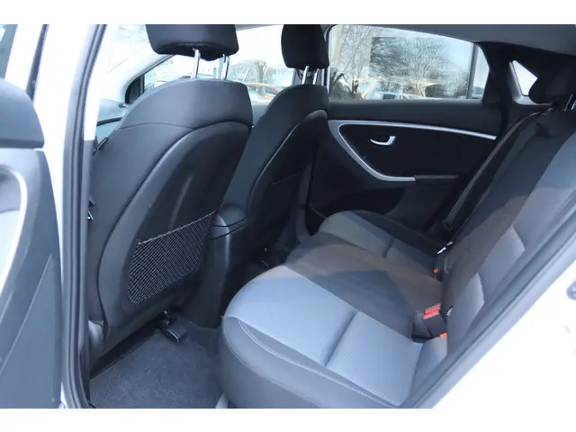 Hyundai i30 1.6 GDI GO! 2015 Benzine 14