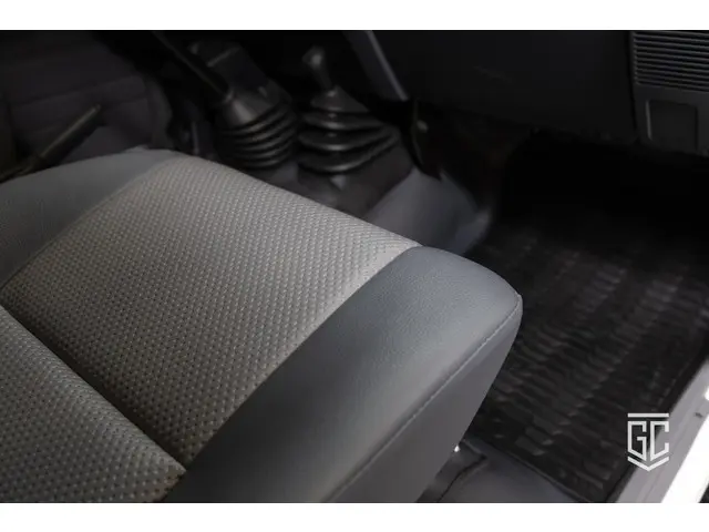 Toyota Land Cruiser GRJ79 Single Cab M/T 2024 Benzine 12