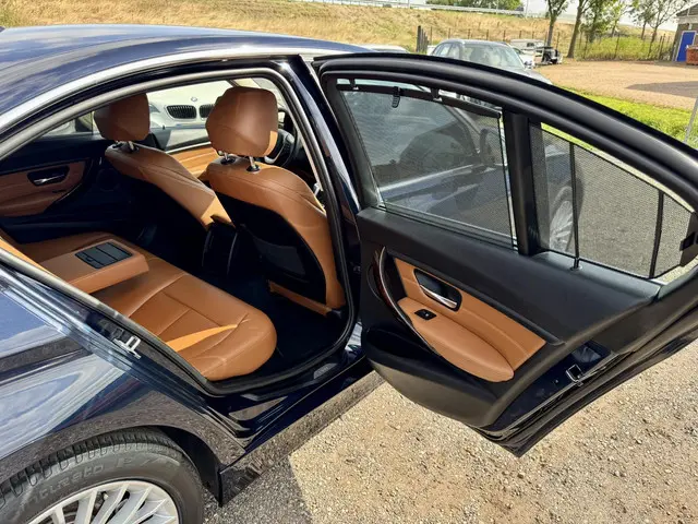 BMW 3 Serie 320i Upgrade Edition 2013 Benzine 31