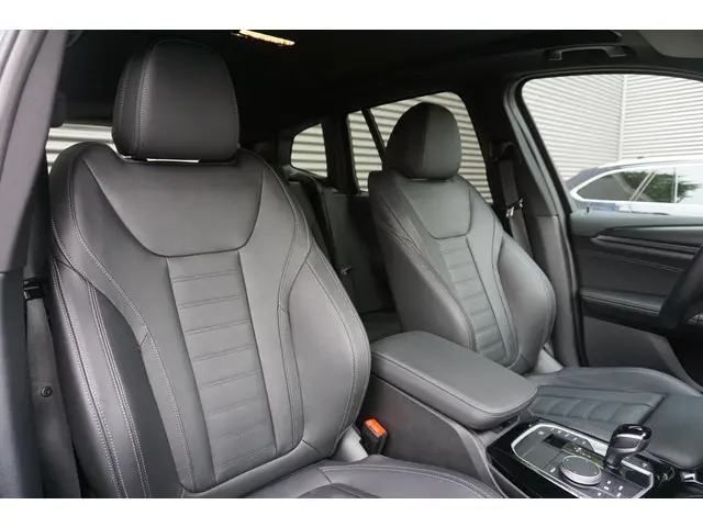 BMW X3 xDrive30e 2023 Hybride Benzine 8