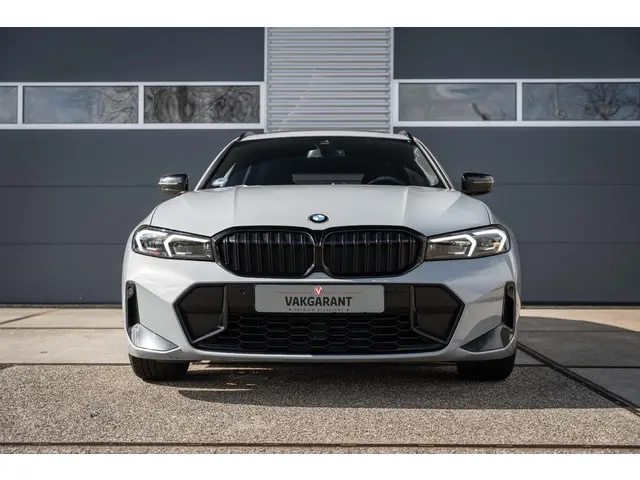 BMW 3 Serie Touring 320i High Executive 2023 Benzine 4