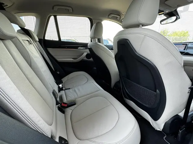 BMW X1 xDrive20i High Executive 2021 Benzine 18
