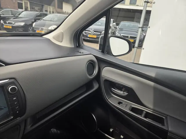 Toyota Yaris 1.5 Hybrid Dynamic 2015 Hybride Benzine 14