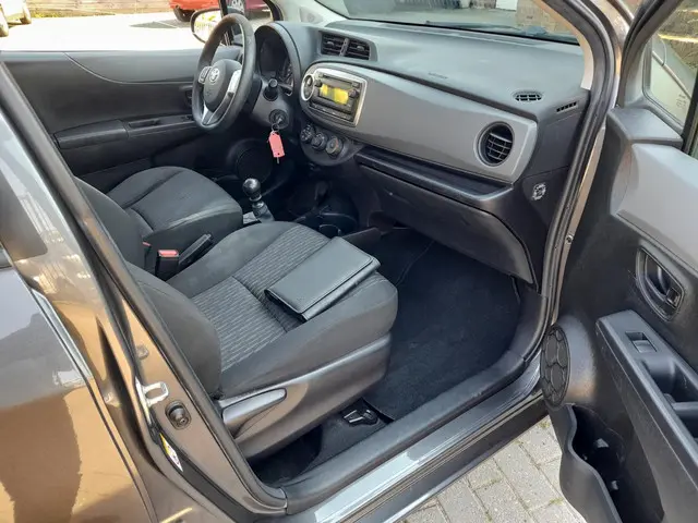 Toyota Yaris 1.3 VVT-i Now 2013 Benzine 12