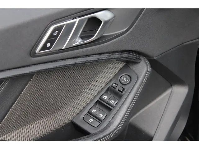 BMW 1 Serie 120i High Executive Edition 2021 Benzine 26