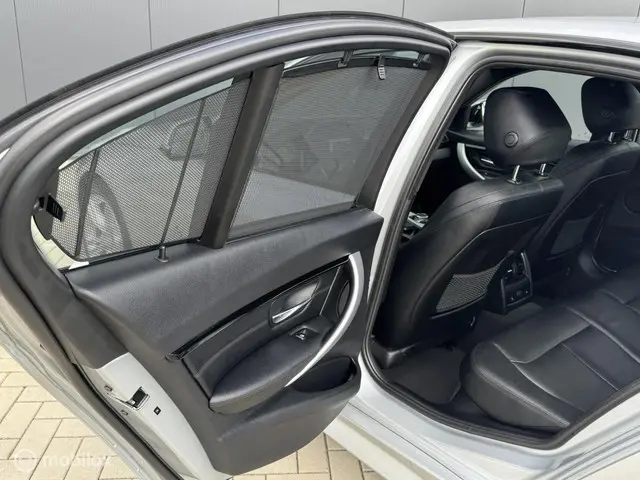 BMW 3 Serie 330i M Sport 2016 Benzine 18