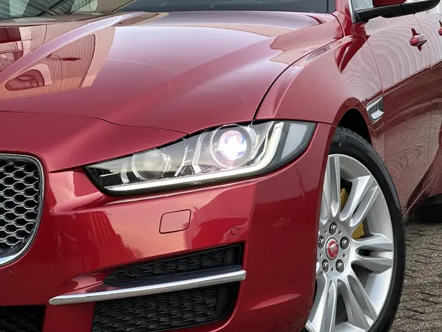 Jaguar XE 2.0 Portfolio 2015 Benzine 10