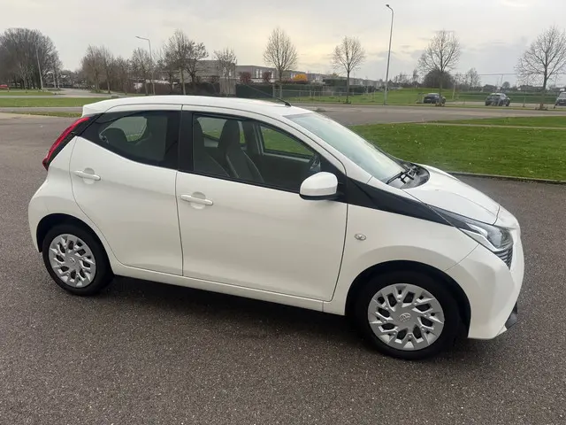 Toyota Aygo 1.0 VVT-i x-play Airco carplay 2019 Benzine 4