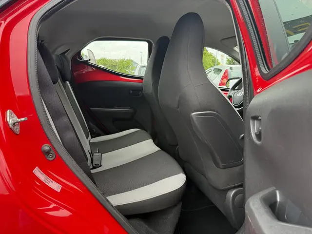 Toyota Aygo 1.0 VVT-i x-play 2014 Benzine 9