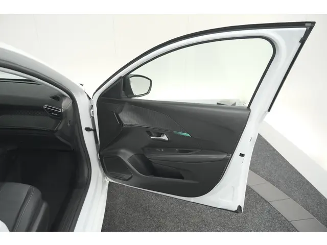 Peugeot 208 PureTech 100 Allure Pack 2023 Benzine 64