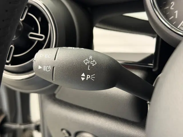 MINI 5-Deurs Cooper 2023 Benzine 25