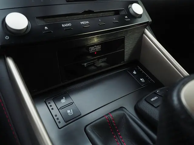 Lexus IS 300h F Sport Line 2014 Hybride Benzine 19