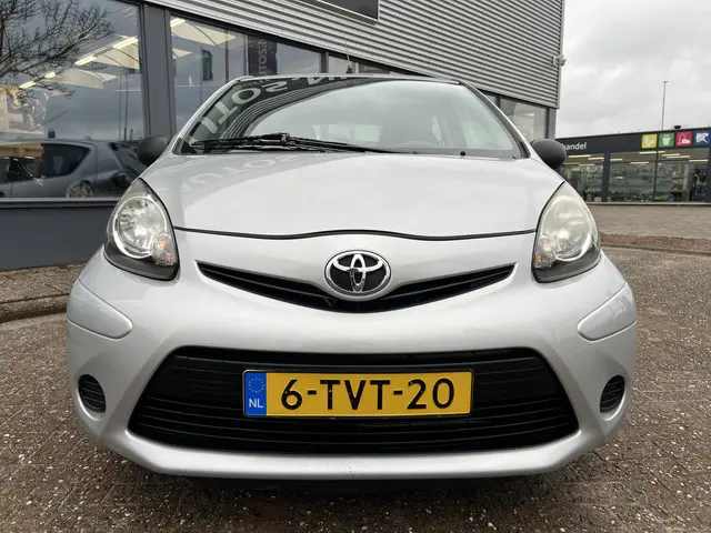 Toyota Aygo 1.0 VVT-i Now 2014 Benzine 13