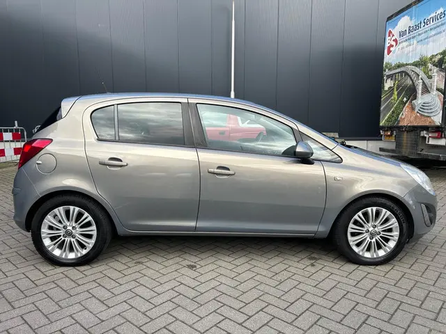 Opel Corsa 1.4-16V Cosmo 2012 Benzine 4
