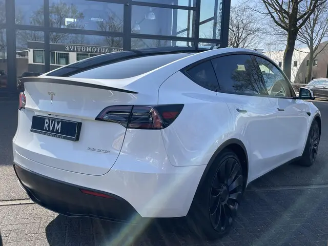 Tesla Model Y Performance AWD 75 kWh 2023 Elektrisch 4