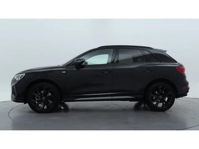 Audi Q3 45 TFSI e S edition 2025 Hybride Benzine 8