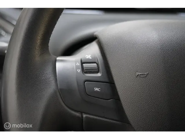 Peugeot 208 1.2 PureTech Signature 2018 Benzine 12